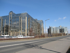 Herr Berger berät in seinem Büro in München zu Energiesparmaßnahmen bei Gewerbebauten Energieberatung für Gewerbebauten
